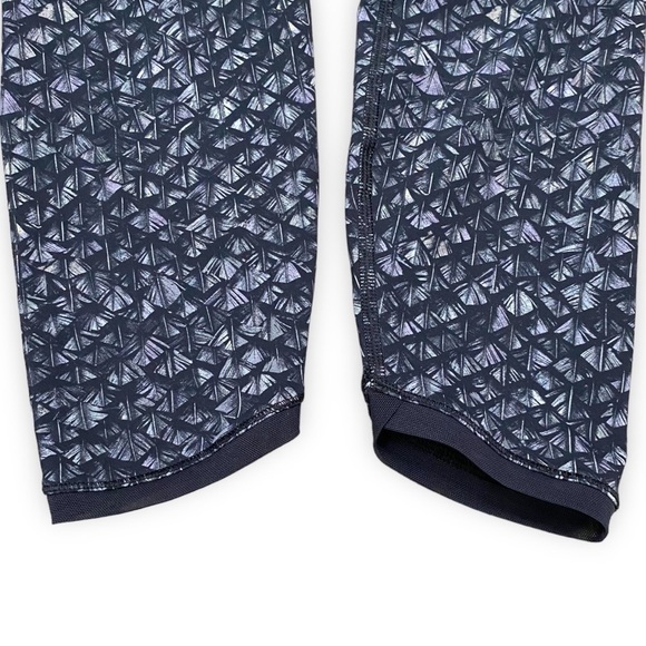 Lululemon Featherlight Tight - Size 8 - Picture 8 of 11
